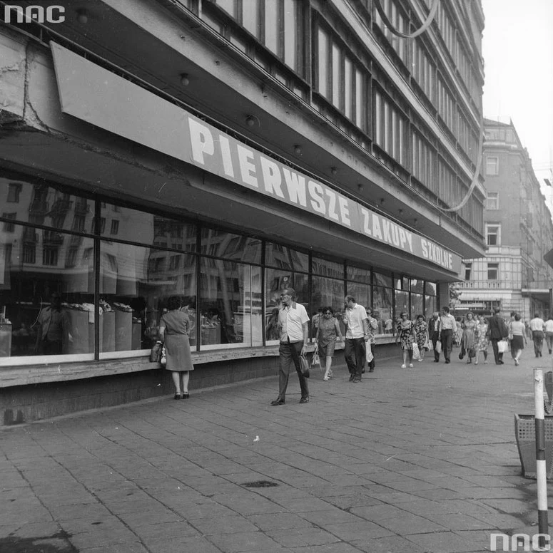 Centralny Dom Handlowy przy Al. Jerozolimskich - widoczny szyld "Pierwsze zakupy szkolne"