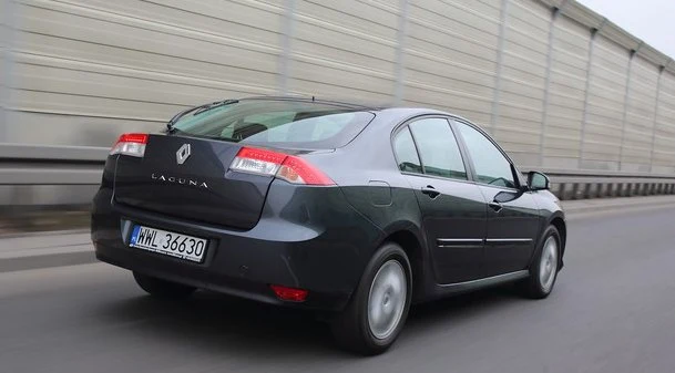 Podstawowe wersje (takie jak np. opisywany model) mają z tyłu belkę skrętną. Jedynie droższe odmiany są wyposażone w bardziej zaawansowany system 4Control, który wymusza skręt kół tylnych.