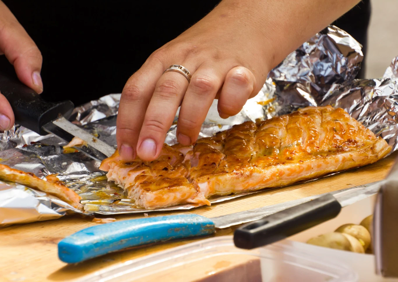 Łososia najlepiej piec w folii aluminiowej