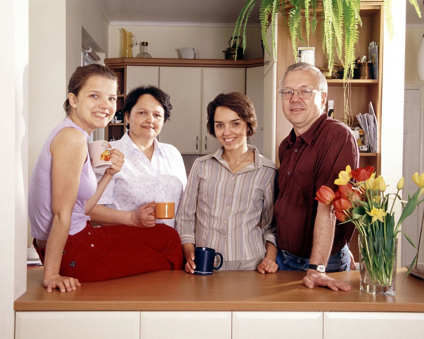 Joanna Jałbczyńska z mamą, siostrą i ojcem, 2001 r. Joanna Jałbczyńska z mamą, siostrą i ojcem, 2001 r.