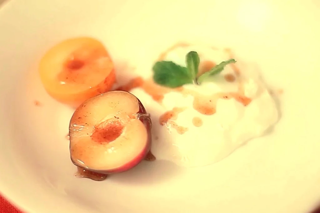 Świeże owoce z mascarpone i miodem Świeże owoce z mascarpone i miodem