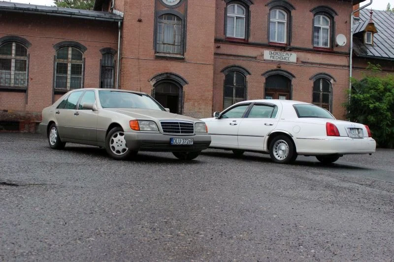Mercedes klasy S i Lincoln Town Car. Prawdziwe starcie gigantów Mercedes klasy S i Lincoln Town Car. Prawdziwe starcie gigantów