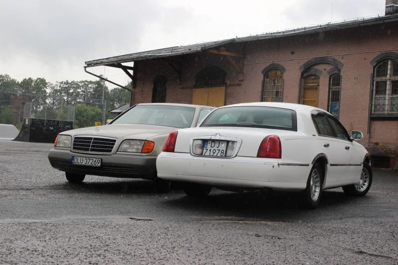 Mercedes klasy S i Lincoln Town Car. Prawdziwe starcie gigantów Mercedes klasy S i Lincoln Town Car. Prawdziwe starcie gigantów