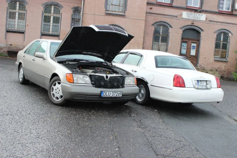 Mercedes klasy S i Lincoln Town Car. Prawdziwe starcie gigantów Mercedes klasy S i Lincoln Town Car. Prawdziwe starcie gigantów