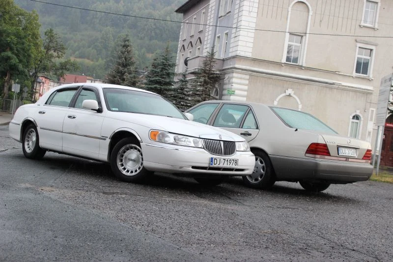 Mercedes klasy S i Lincoln Town Car. Prawdziwe starcie gigantów Mercedes klasy S i Lincoln Town Car. Prawdziwe starcie gigantów