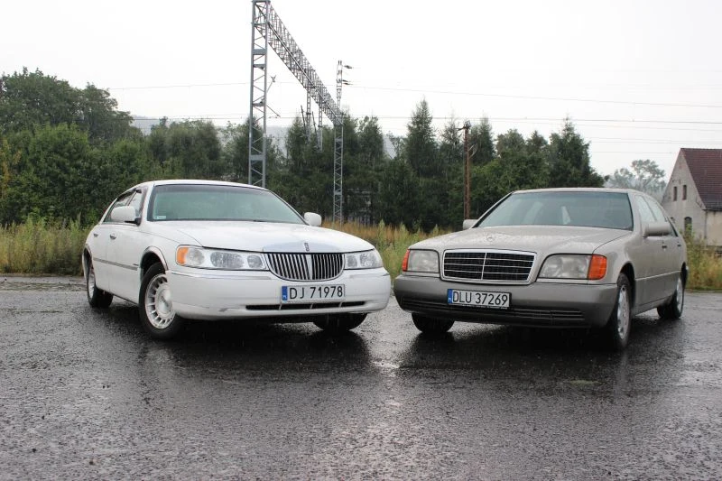 Mercedes klasy S i Lincoln Town Car. Prawdziwe starcie gigantów Mercedes klasy S i Lincoln Town Car. Prawdziwe starcie gigantów