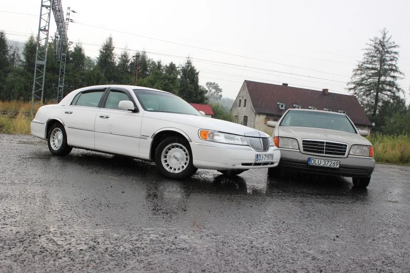 Mercedes klasy S i Lincoln Town Car. Prawdziwe starcie gigantów Mercedes klasy S i Lincoln Town Car. Prawdziwe starcie gigantów