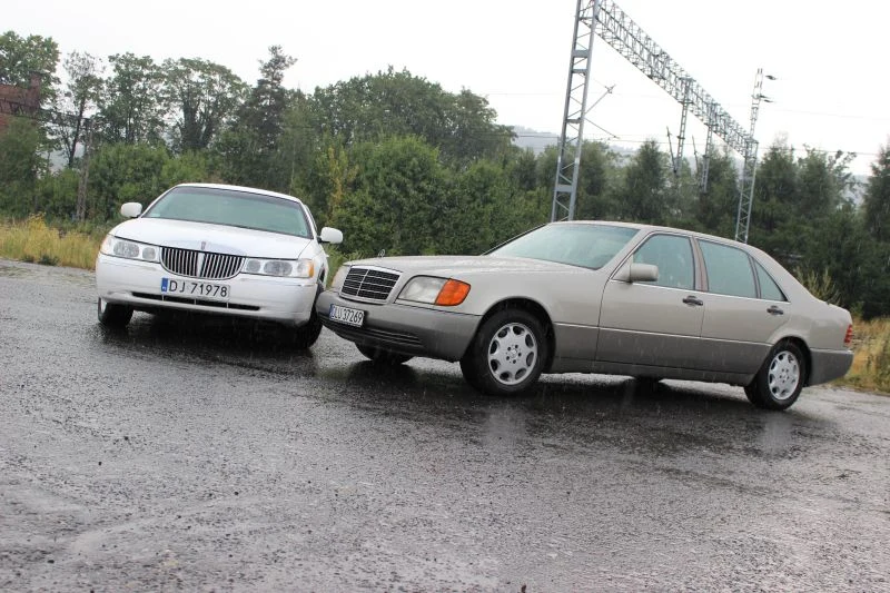 Mercedes klasy S i Lincoln Town Car. Prawdziwe starcie gigantów Mercedes klasy S i Lincoln Town Car. Prawdziwe starcie gigantów