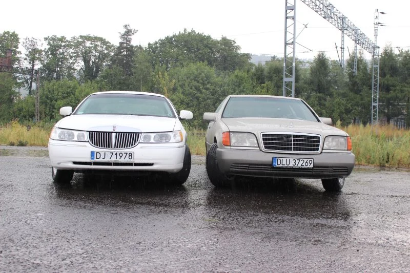 Mercedes klasy S i Lincoln Town Car. Prawdziwe starcie gigantów Mercedes klasy S i Lincoln Town Car. Prawdziwe starcie gigantów