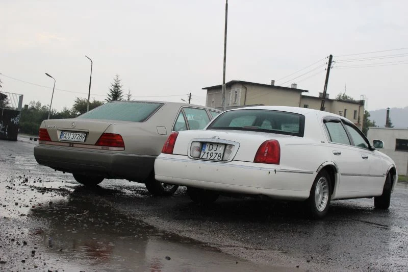 Mercedes klasy S i Lincoln Town Car. Prawdziwe starcie gigantów Mercedes klasy S i Lincoln Town Car. Prawdziwe starcie gigantów