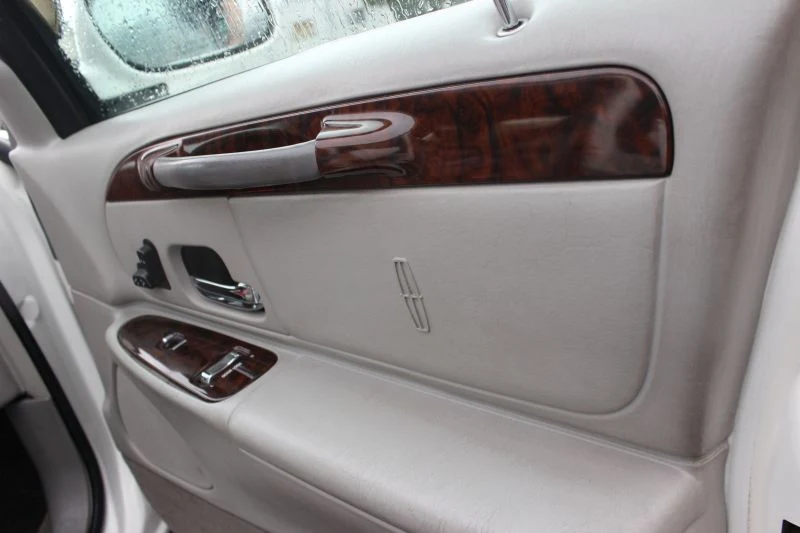 Mercedes klasy S i Lincoln Town Car. Prawdziwe starcie gigantów Mercedes klasy S i Lincoln Town Car. Prawdziwe starcie gigantów