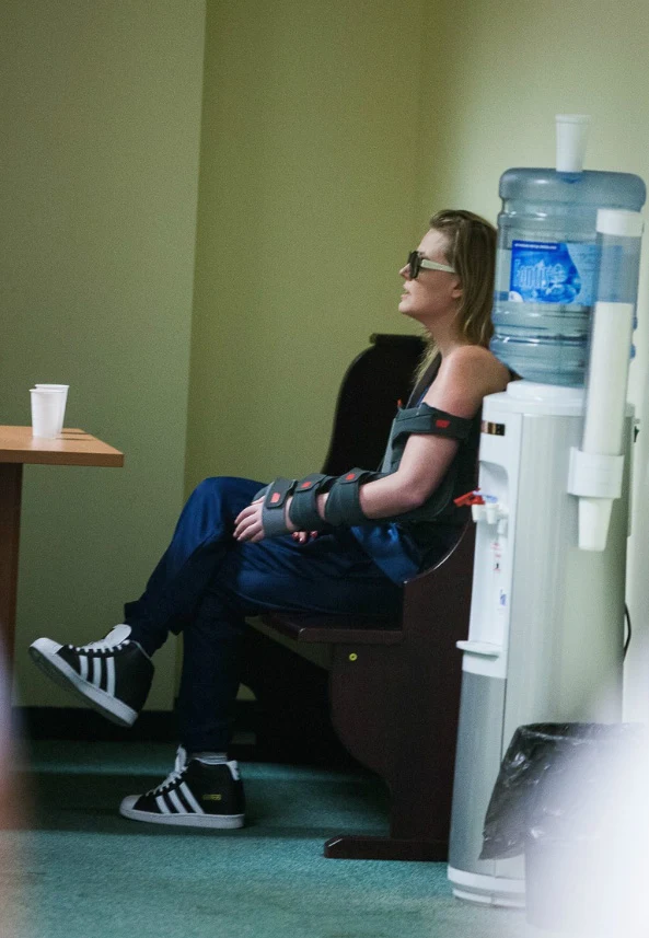 Isabel przed rozwodową rozprawą sądową Isabel przed rozwodową rozprawą sądową