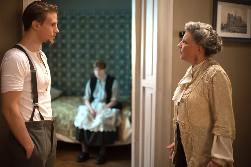 Sebastian Fabijański i Krystyna Janda w filmie "Panie Dulskie"