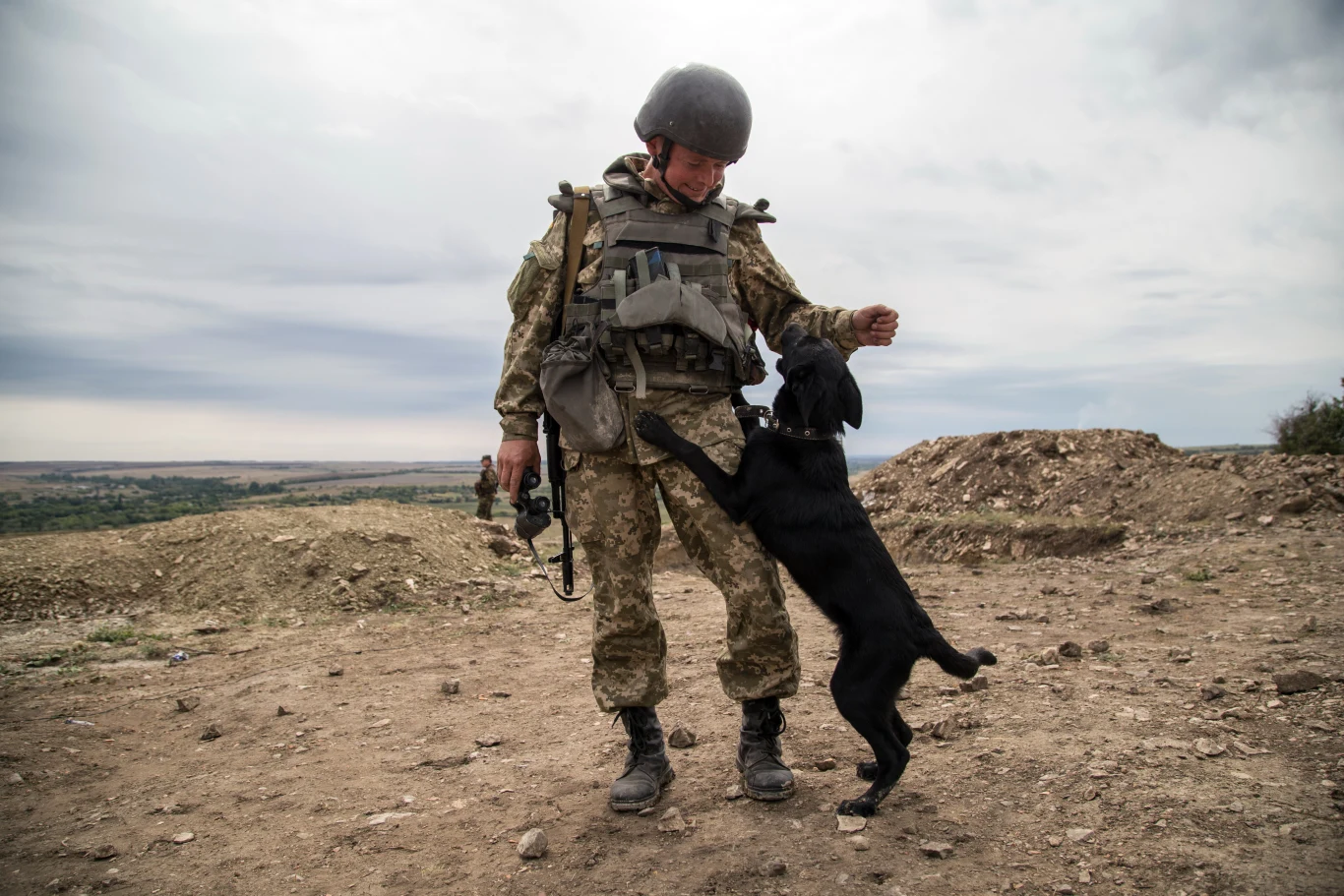 Ukraiński żołnierz z psem