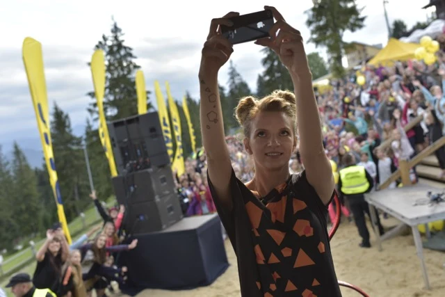 Wokalistka zrobiła sobie pamiątkowe zdjęcie z uczestnikami koncertu