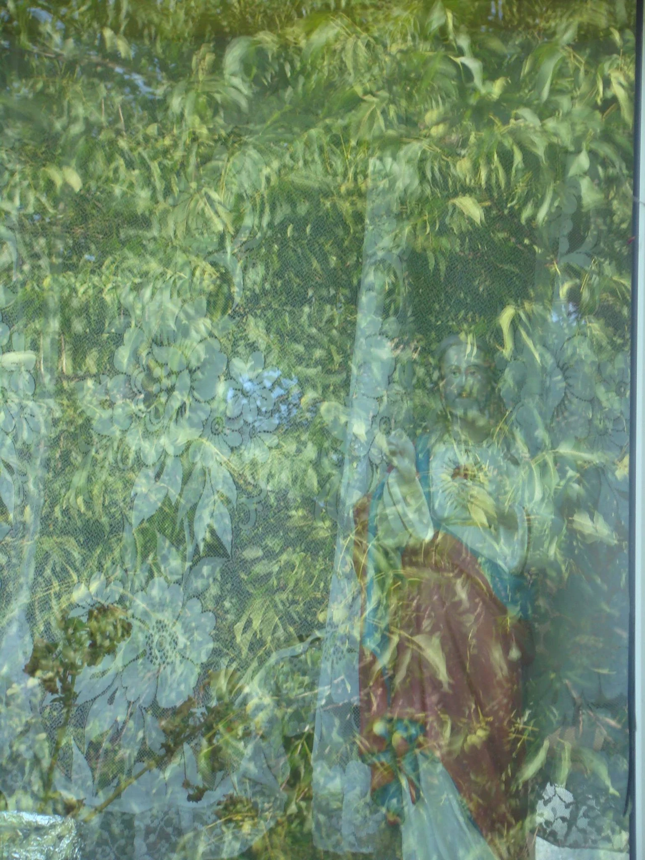 W oknie nad wejściem pozostała jeszcze figurka Jezusa