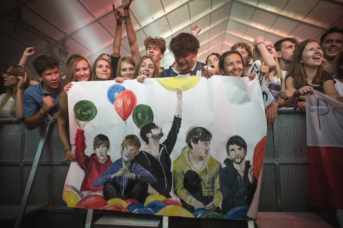 Publiczność czekająca na koncert Foals Publiczność czekająca na koncert Foals