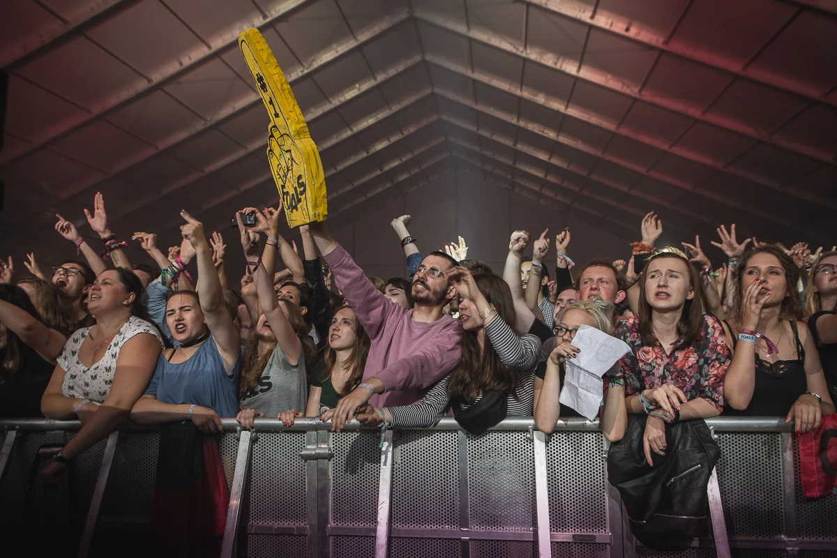 Publiczność czekająca na koncert Foals Publiczność czekająca na koncert Foals