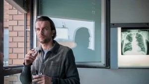 Tomasz Kot jako Bartosz Kolanko w scenie z filmu "Żyć nie umierać"