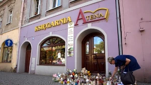 Kwiaty i znicze przed księgarnią w Kamiennej Górze