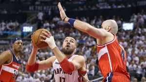 Jonas Valanciunas (z lewej) kontra Marcin Gortat
