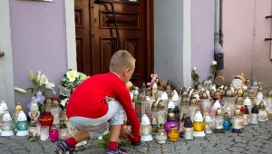 Kwiaty i znicze przed księgarnią w Kamiennej Górze