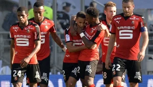 Piłkarze Rennes świętują zdobycie bramki
