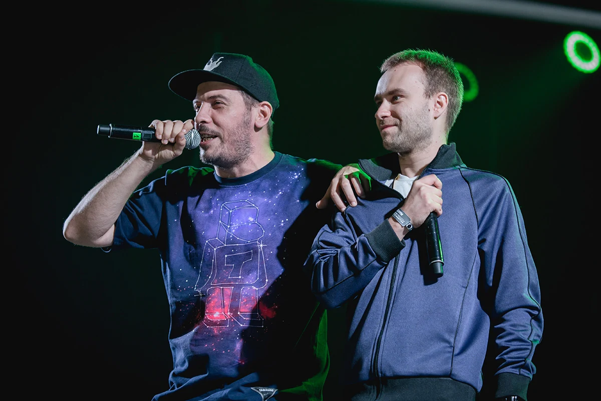 O.S.T.R. (po lewej) O.S.T.R. (po lewej)