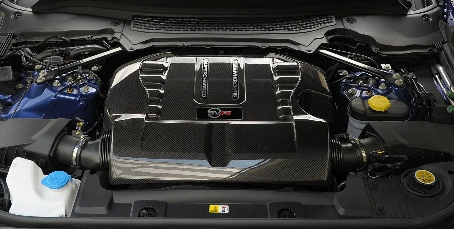 Silnik jest właściwie taki sam, jak w Jaguarze F-Type R. Ma pojemność 5 l i z pomocą kompresora wytwarza aż 550 KM. Efektowna pokrywa z karbonu kosztuje 10 370 zł.