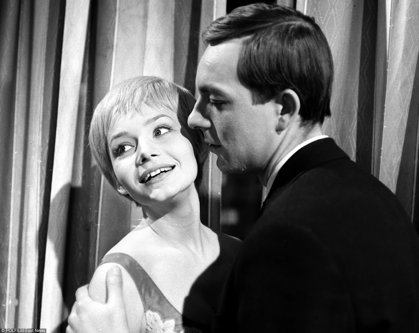 W wieku 77 lat zmarł aktor filmowy i teatralny Jerzy Kamas - poinformowała w niedzielę dyrekcja Teatru Ateneum. 

"Z głębokim żalem i smutkiem żegnamy Jerzego Kamasa, wybitnego aktora, naszego przyjaciela i mistrza. Od 1971 roku stworzył na scenie Teatru Ateneum kilkadziesiąt wybitnych ról. Pozostanie w naszej pamięci na zawsze" - czytamy w komunikacie dyrekcji i zespołu Teatru Ateneum. 

Kinową karierę Kamas rozpoczynał od epizodów w "Awanturze o Basię" (1959) i "Krzyżakach" (1960), jednak pierwszą większą rolę aktor zagrał dopiero w "Przygodzie noworocznej" (1963) Stanisława Wohla.
