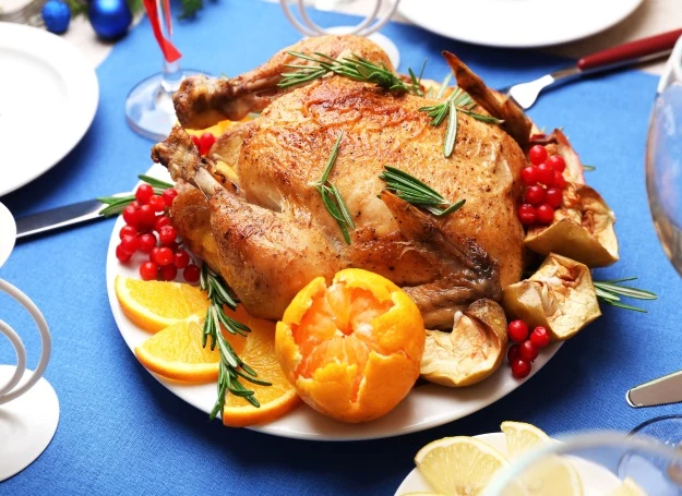 Pieczony kurczak - danie, po które z każdym rokiem sięga coraz więcej Polaków