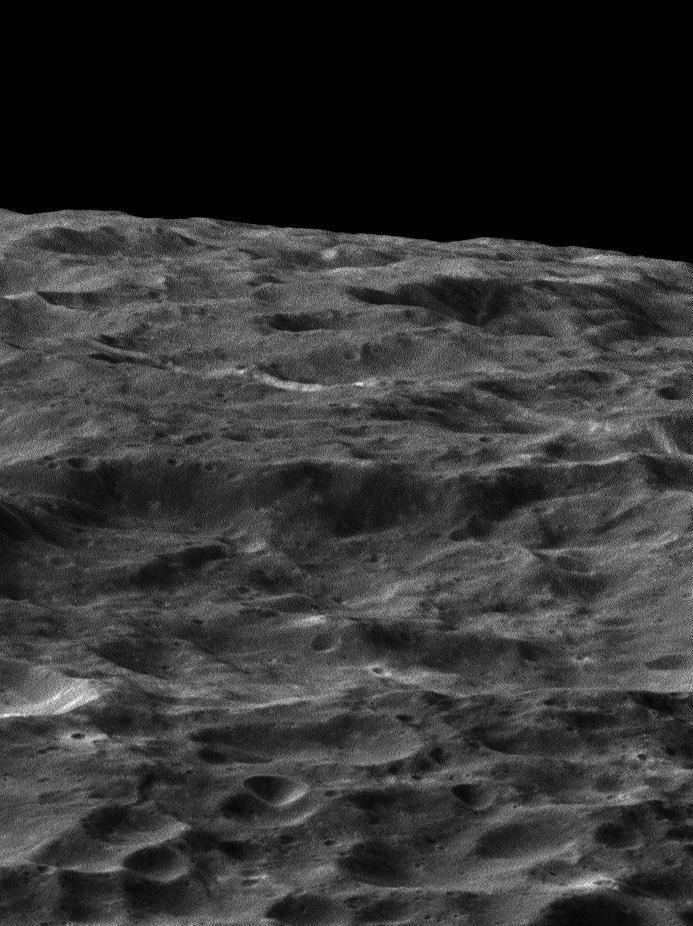 Powierzchnia Dione sfotografowana przez sondę Cassini