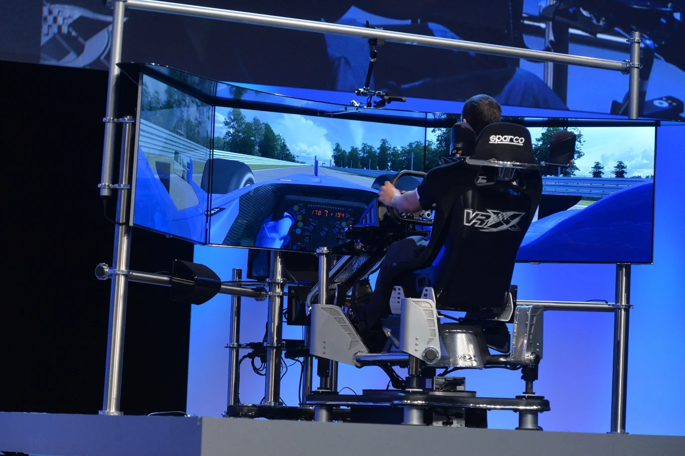 Jeden Twój ruch i symulator wyścigów iRacing zmienia kąt widzenia, dostosowując go do Ciebie! Podłączona do urządzenia kamera Intel RealSense pozwala na aktywne śledzenie ruchów głowy gracza i na ich podstawie obiera perspektywę. Fani gier wyścigowych powinni być zachwyceni nowym, immersyjnym wymiarem rozgrywek, w których to gra dostosowuje się do nich, a nie odwrotnie. Dodatkowo nowy symulator zbudowany został w oparciu o szóstą generację procesorów, Intel Skylake, dzięki czemu na pewno nie będzie można odmówić mu wydajności.