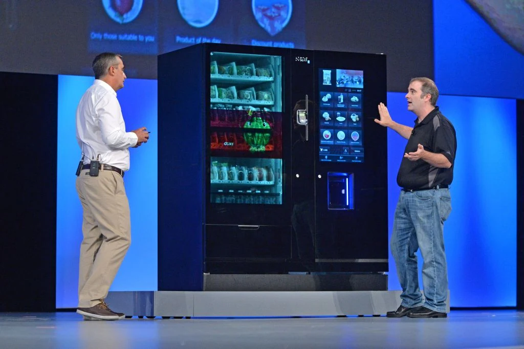  Jeżeli masz problem nie tylko z wyborem ubrania, ale i napoju z automatu – Intel po raz kolejny przyjdzie z pomocą. W trakcie IDF zaprezentowano cyfrowe automaty z napojami sterowane gestami i wyczuwające zbliżające się osoby. Rozpoznając ich, maszyna klasyfikuje klientów pod kątem wieku, płci i innych cech, by przygotować specjalną ofertę napojów