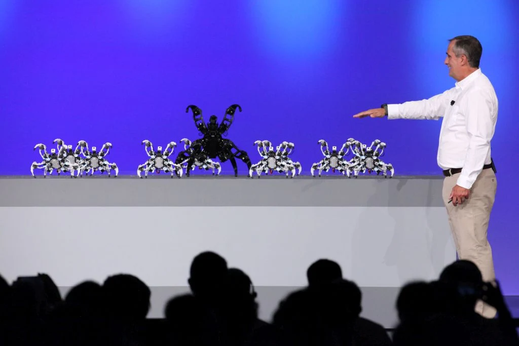  Konferencję zakończył taniec, który na pewno zapamiętają nie tylko uczestnicy, ale i wszyscy śledzący doniesienia z konferencji. Na scenie pojawiło się bowiem kilkanaście mechanicznych pająków, które skonstruowano w oparciu o technologię Intel RealSens. Mówiąc w skrócie, pozwala ona na sterowanie urządzeniami za pomocą gestów czy komend głosowych. Pająki tańczyły pod dyktando CEO Intela, Briana Krzanicha, który przy nadgarstku posiadał miniaturowy kontroler
