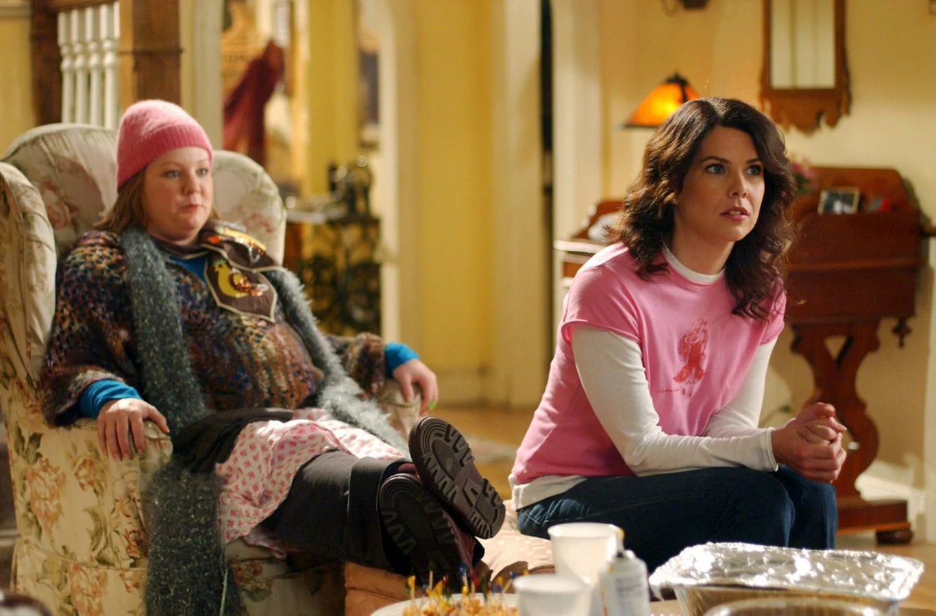 Melissa McCarthy - uznawana obecnie za najwybitniejszą hollywoodzką specjalistkę od komedii  - świętuje 26 sierpnia 45. urodziny. Z tej okazji przypominamy najsłynniejsze ekranowe kreacje gwiazdy, która niedawno zajęła trzecie miejsce w zestawieniu najlepiej zarabiających aktorek (23 miliony dolarów).

Niewiele osób wie, że McCarthy zaczynała karierę od standu-upowych występów w Nowym Jorku. Następnie ukończyła kurs w słynnym Actors Studio, a potem dołączyła do grupy komediowej The Groundlings, w której grała przez dziewięć lat.
Około 2000 roku trafiła wreszcie do "fabryki snów", gdzie po serii epizodycznych występów ("Go", "Dzieciak", "Aniołki Charliego"), zagrała wreszcie większą rolę - roztargnionej kucharki Sookie St. James - w serialu "Kochane kłopoty".