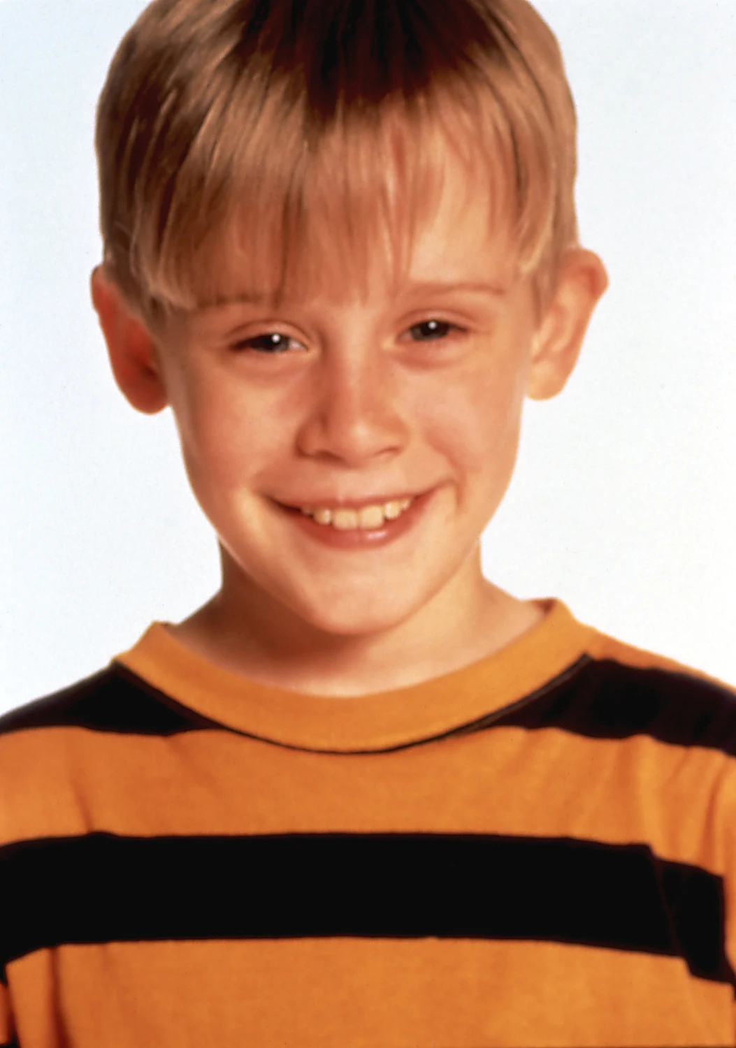 Macaulay Culkin, odtwórca tytułowej roli w świątecznym hicie "Kevin sam w domu" (1990), kończy 35 lat.

Z perspektywy czasu trudno jednak mówić o sukcesie młodego aktora. Macaulay Culkin, który jako dziecko był wielką gwiazdą, od lat nie może dorosnąć i wyzwolić od postaci Kevina. Aktor wciąż figuruje w społecznej świadomości jako urokliwy chłopiec. Culkin zmęczony popularnością, przeszedł na "emeryturę" w wieku czternastu lat, choć miał wszystko, czego inni mogli tylko zapragnąć. Rzekomo chciał uciec od blichtru i show biznesu. Nie udało mu się wrócić na szczyty. 

