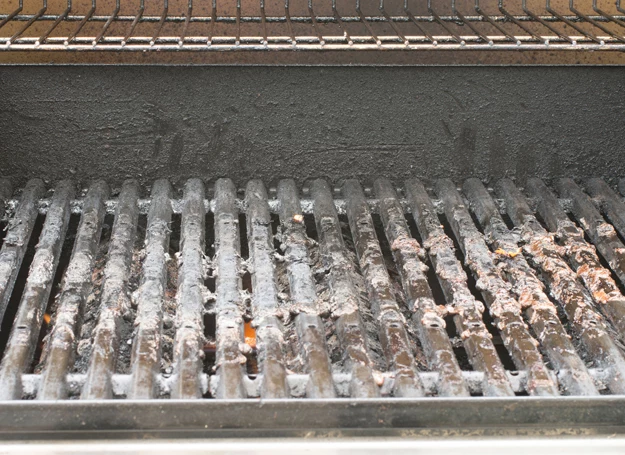 Brudny grill to zmora większości tarasowiczów