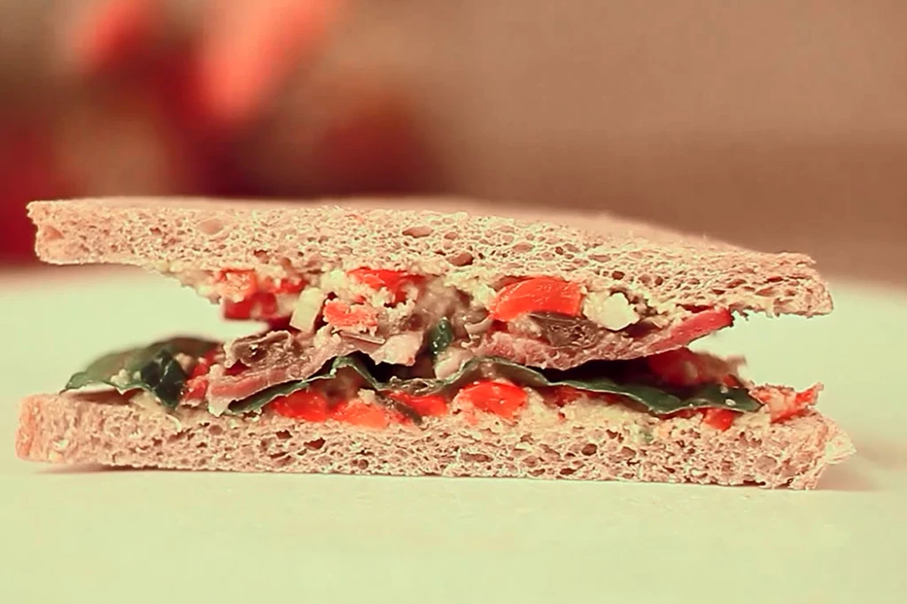 Kanapka z guacamole, wędzoną szynką i kaparami Kanapka z guacamole, wędzoną szynką i kaparami