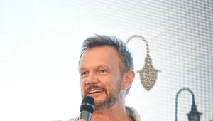 Ja już jestem "50+" - nie wypada mi się wygłupiać, tak jak kiedyś - przekonuje Cezary Pazura