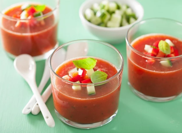 Gazpacho możesz dekorować warzywami i bazylią Gazpacho możesz dekorować warzywami i bazylią