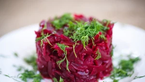 Jeśli do tej pory nie przepadałaś za burakami - przekonaj się do nich wreszcie! Mają zbawienny wpływ na funkcjonowanie całego organizmu