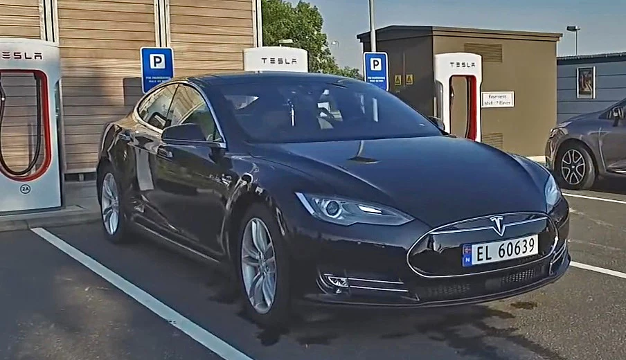 Tesla Model S P85D to najszybsza wersja elektrycznego sedana