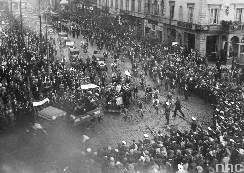 Powitanie w Warszawie polskiej ekipy ze zwycięzcą Międzynarodowych Zawodów Samolotów Turystycznych Challenge 1932 z pilotem Franciszkiem Żwirkiem