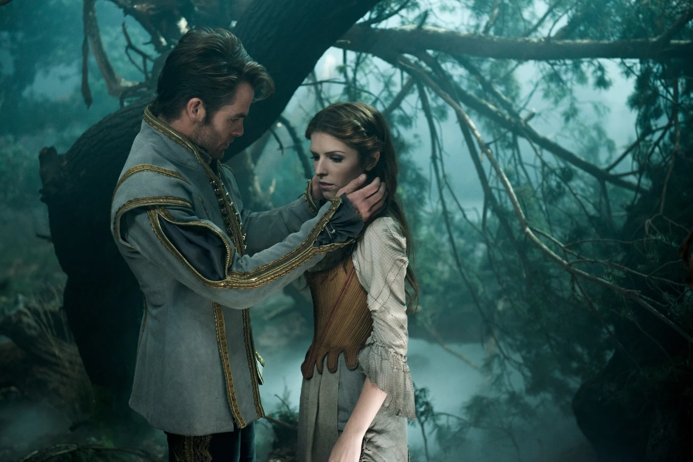 Chris Pine świetnie też śpiewa, o czym można się było przekonać, oglądając musical "Tajemnice lasu" (2014) Roba Marshalla, adaptację sztuki Jamesa Lapine'a "Into the Woods", gdzie kreował postać Księcia Kopciuszka.