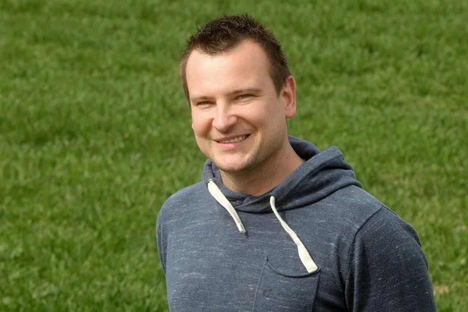 28-letni Grzesiek - sam o sobie mówi "Silny, nieco szorstki, potrafiący złowić rybę w strumieniu albo zapolować na lisa, a przy okazji kochający rodzinę i serwujący obiad własnej roboty". 

Grzesiek ma wykształcenie wyższe. Jest właścicielem ponad 100-hektarowego gospodarstwa. Z programem wiąże poważne plany - chce znaleźć dzięki niemu kobietę, z którą spędzi resztę życia. 

U płci pięknej ceni zarówno wygląd jak i charakter, a dotychczasowe życiowe doświadczenia nauczyły go unikać kobiet zimnych i samolubnych. 