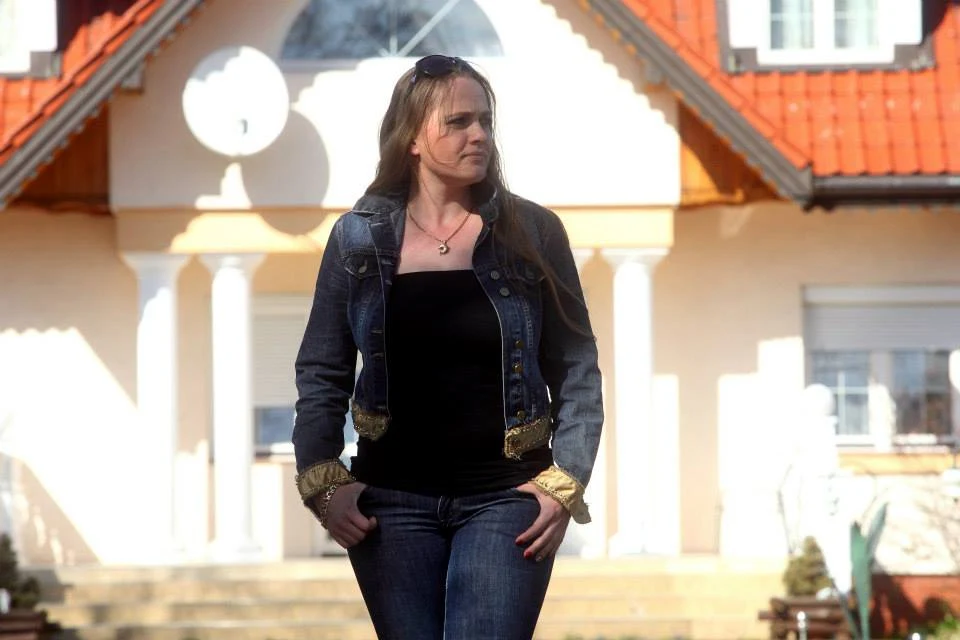 Pierwsza w historii polskiej edycji programu "Rolnik szuka żony" kobieta - Anna - ma 36 lat, wyższe wykształcenie i samodzielnie prowadzi ponad 20-hektarowe gospodarstwo, którego ważną częścią są zajmujące ponad 3 hektary, komercyjne łowiska z różnego rodzaju rybami. 

Jest osobą energiczną, ale w głębi serca pozostaje krucha i wrażliwa. W mężczyznach poszukuje tego nieuchwytnego "czegoś", nie znosi natomiast lenistwa, nadużywania alkoholu i papierosów. 

Oceniając kandydata na męża będzie kierowała się przede wszystkim tym, jak układa się jego relacja z jej małym, 7-letnim synkiem. I choć chętnie będzie dzielić z kimś swój mały raj, to jednak niczego nie będzie robić na siłę.