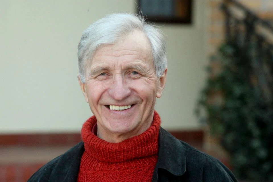 Eugeniusz ma 75 lat, co czyni go najstarszym uczestnikiem wszystkich kiedykolwiek emitowanych wersji programu "Rolnik szuka żony". Mimo to formy, energii i wigoru mogłoby mu pozazdrościć wielu młodszych mężczyzn. 

Jest człowiekiem towarzyskim i często gości u siebie znajomych, lubi też dalekie podróże. Typ społecznika - w swojej karierze pełnił m.in funkcję wójta, udzielał się też w wielu związkach branżowych. 

W programie poszukuje kobiety wysportowanej, aktywnej, szczerej i atrakcyjnej. Ważne też żeby lubiła dalekie podróże i szczere rozmowy.