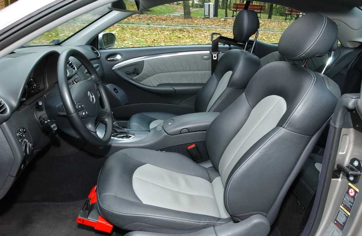 Bardzo wygodnie podróżuje się tylko z przodu. Z tyłu brakuje miejsca na nogi i głowy.