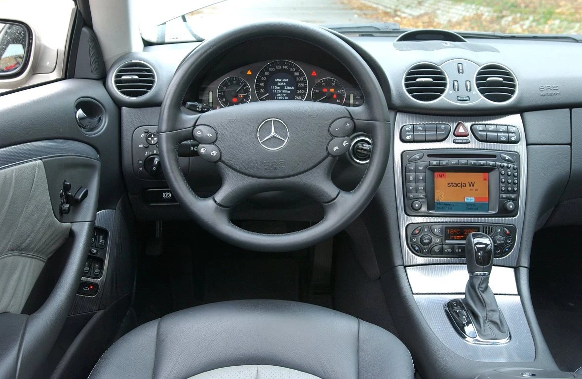 Druga generacja CLK, podobnie jak poprzednik otrzymała indywidualnie zaprojektowane wnętrze, co podkreśla klasę modelu.